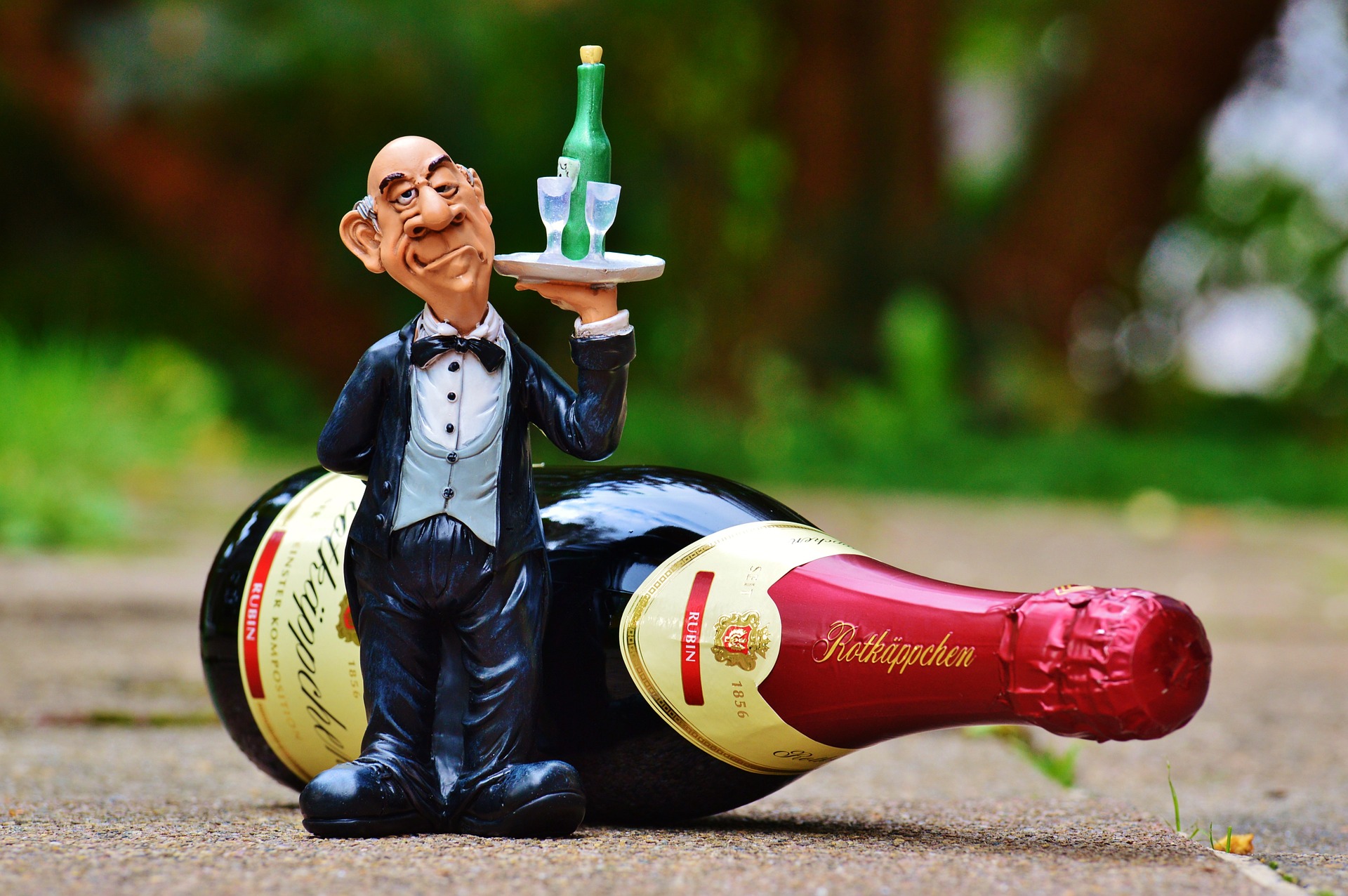 Butler figurine holding wine glasses with a wine bottle behind him